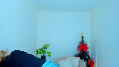 Snapshot of carlota_peach chatting on 12/22/24, 12:05 Andrea online show from 12/22/24, 12:05
