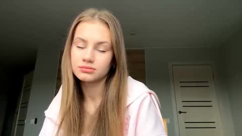 Snapshot of carolecronan chatting on 12/18/25, 08:31 Lisa online show from 12/18/25, 08:31