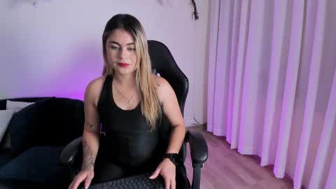 carolina_torres25 online show from 04/10/26, 01:27
