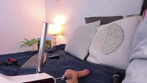 Snapshot of caroline_dh chatting on 06/18/26, 11:36 Caroline online show from 06/18/26, 11:36