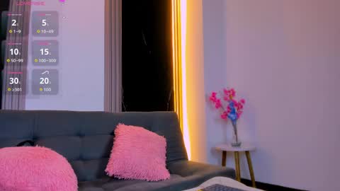 caroline_foster1 online show from 05/04/26, 12:23