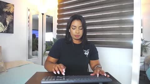 C A R O L I N E online show from 01/14/25, 02:22