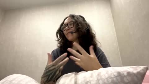 Emilia online show from 11/12/25, 05:41