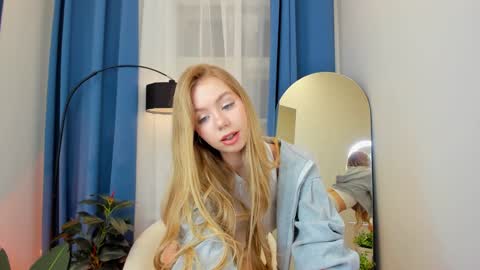 Snapshot of cassie_palmer chatting on 12/21/24, 06:30 Hello my name is Cassie and my friend Nilo is also here online show from 12/21/24, 06:30