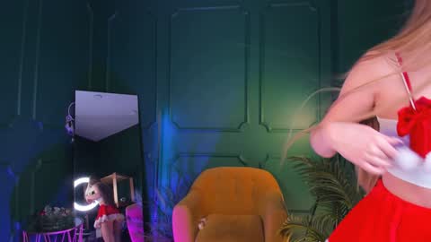 Snapshot of cassie_palmer chatting on 12/24/24, 01:39 Hello my name is Cassie and my friend Nilo is also here online show from 12/24/24, 01:39