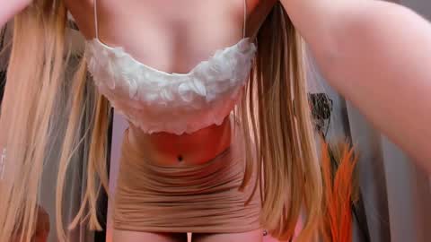 Snapshot of cassie_palmer chatting on 12/25/24, 09:45 Hello my name is Cassie and my friend Nilo is also here online show from 12/25/24, 09:45