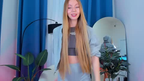 Snapshot of cassie_palmer chatting on 12/28/24, 10:03 Hello my name is Cassie and my friend Nilo is also here online show from 12/28/24, 10:03