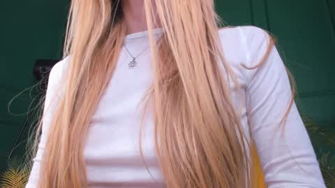 Snapshot of cassie_palmer chatting on 12/30/24, 07:42 Hello my name is Cassie and my friend Nilo is also here online show from 12/30/24, 07:42