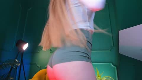Snapshot of cassie_palmer chatting on 01/03/25, 06:55 Hello my name is Cassie and my friend Nilo is also here online show from 01/03/25, 06:55