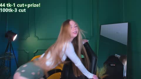 Snapshot of cassie_palmer chatting on 01/03/25, 09:58 Hello my name is Cassie and my friend Nilo is also here online show from 01/03/25, 09:58