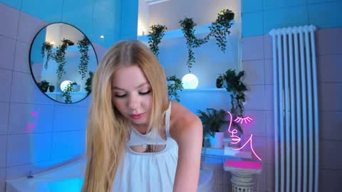 Snapshot of cassie_palmer chatting on 01/21/25, 09:46 Hello my name is Cassie and my friend Nilo is also here online show from 01/21/25, 09:46