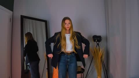 Snapshot of cassie_palmer chatting on 01/29/25, 12:35 Hello my name is Cassie and my friend Nilo is also here online show from 01/29/25, 12:35