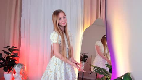 Snapshot of cassie_palmer chatting on 02/07/25, 09:37 Hello my name is Cassie and my friend Nilo is also here online show from 02/07/25, 09:37