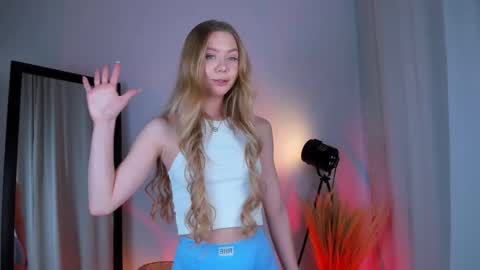 Snapshot of cassie_palmer chatting on 02/19/25, 09:39 Hello my name is Cassie and my friend Nilo is also here online show from 02/19/25, 09:39