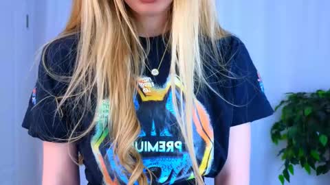 Snapshot of cassie_palmer chatting on 02/27/25, 12:45 Hello my name is Cassie and my friend Nilo is also here online show from 02/27/25, 12:45