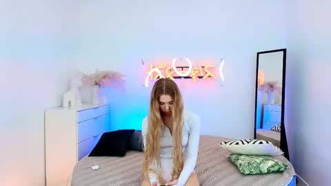 Snapshot of cassie_palmer chatting on 03/04/25, 10:57 Hello my name is Cassie and my friend Nilo is also here online show from 03/04/25, 10:57
