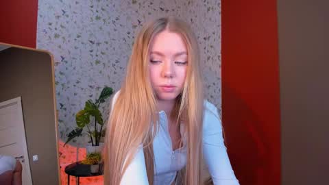 Snapshot of cassie_palmer chatting on 03/05/25, 06:54 Hello my name is Cassie and my friend Nilo is also here online show from 03/05/25, 06:54