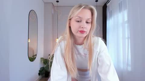 Snapshot of cassie_palmer chatting on 10/03/25, 06:54 Hello my name is Cassie and my friend Nilo is also here online show from 10/03/25, 06:54