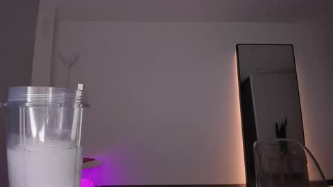 Snapshot of cata_n_cami chatting on 10/31/25, 12:11 cata_n_cami online show from 10/31/25, 12:11