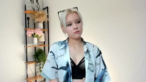 Snapshot of cathiearzabala chatting on 06/25/26, 11:04 Mia online show from 06/25/26, 11:04