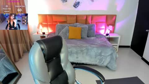 catti_brie_ online show from 10/30/25, 11:55