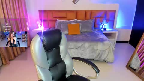 catti_brie_ online show from 11/15/25, 11:40