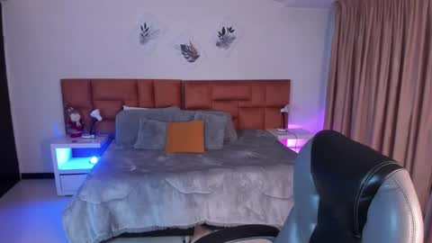 catti_brie_ online show from 11/28/25, 11:46