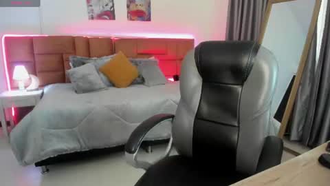 catti_brie_ online show from 06/18/26, 11:36