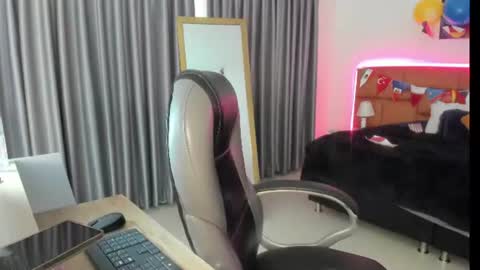 catti_brie_ online show from 07/14/26, 11:49