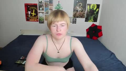 Snapshot of cattie_w_ chatting on 04/25/26, 01:19 cattie_w_ online show from 04/25/26, 01:19