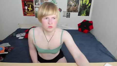 Snapshot of cattie_w_ chatting on 05/02/26, 01:10 cattie_w_ online show from 05/02/26, 01:10