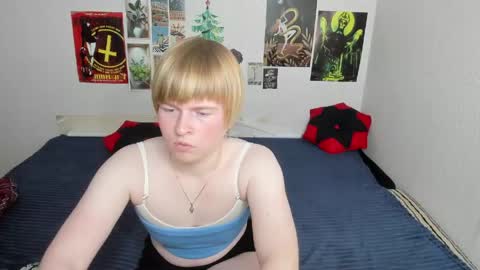 Snapshot of cattie_w_ chatting on 05/19/26, 01:56 cattie_w_ online show from 05/19/26, 01:56