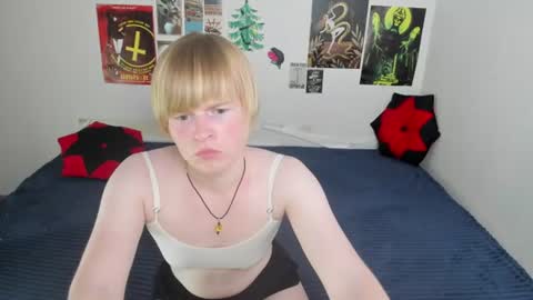 Snapshot of cattie_w_ chatting on 06/16/26, 01:19 cattie_w_ online show from 06/16/26, 01:19