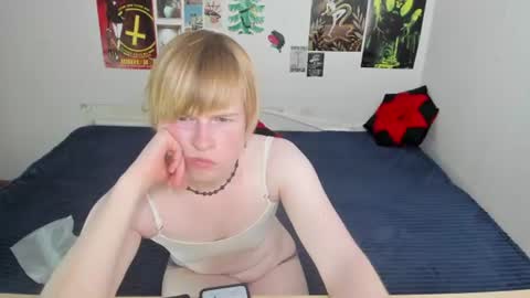 Snapshot of cattie_w_ chatting on 06/17/26, 01:19 cattie_w_ online show from 06/17/26, 01:19