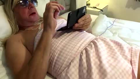 Snapshot of cd_sexy_girlie chatting on 09/17/25, 07:43 Claire online show from 09/17/25, 07:43