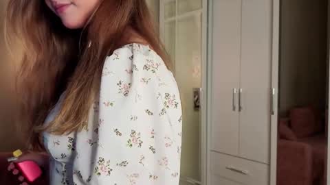 Lina  online show from 09/18/25, 07:27