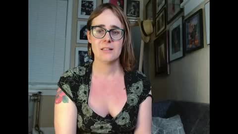 Snapshot of cecilysaintclaire chatting on 03/12/25, 01:51 Cecily Saint Claire online show from 03/12/25, 01:51