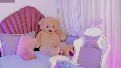 Snapshot of celestte_ruizz chatting on 11/15/25, 06:22 700 110 p online show from 11/15/25, 06:22