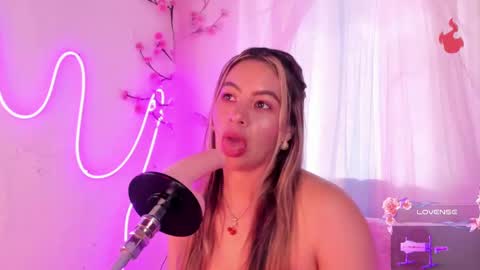 Hello guys my name is Sofi and Lizzie and  Vanessa online show from 10/03/25, 04:04