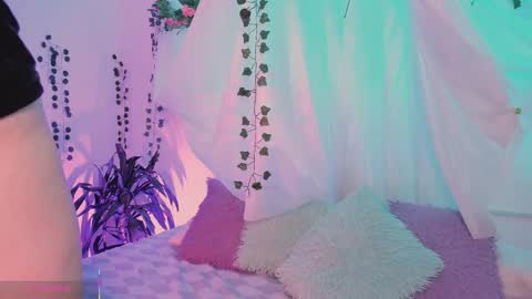 Hello guys my name is Sofi and Lizzie and  Vanessa online show from 12/22/25, 03:03