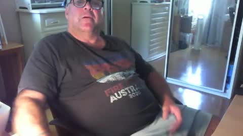 Snapshot of chalkstall chatting on 01/12/25, 04:00 Chalky online show from 01/12/25, 04:00