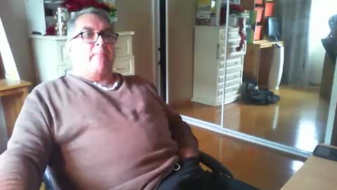 Snapshot of chalkstall chatting on 09/15/25, 07:41 Chalky online show from 09/15/25, 07:41