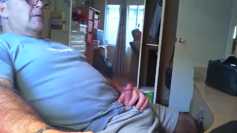 Snapshot of chalkstall chatting on 10/22/25, 09:31 Chalky online show from 10/22/25, 09:31