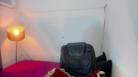 Snapshot of chantal_fuck chatting on 05/18/26, 11:32 chantal_fuck online show from 05/18/26, 11:32