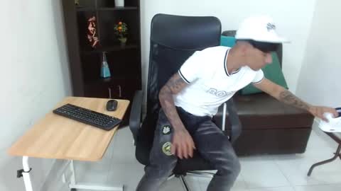 Snapshot of charlie_oconnor chatting on 12/27/24, 04:26 Charlie oconnor online show from 12/27/24, 04:26