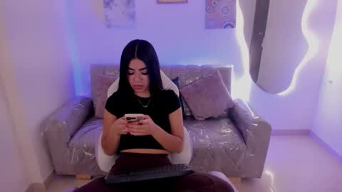 Snapshot of charlote_cowell_sub_ chatting on 09/08/25, 04:50 online show from 09/08/25, 04:50