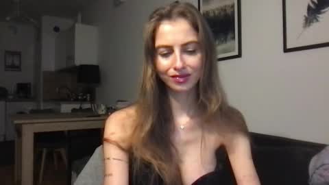 Snapshot of charlotte_roche chatting on 10/06/25, 03:20 Charlotte Roche online show from 10/06/25, 03:20