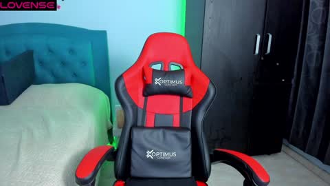 Snapshot of charlottee_lovee69 chatting on 01/04/25, 02:35 Natalia online show from 01/04/25, 02:35