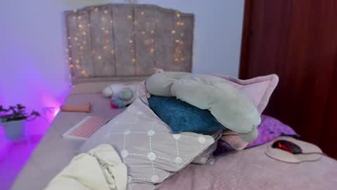 Snapshot of cherries_and_wine_ chatting on 12/01/24, 09:04 cherries_and_wine_ online show from 12/01/24, 09:04