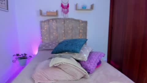 Snapshot of cherries_and_wine_ chatting on 12/02/24, 07:16 cherries_and_wine_ online show from 12/02/24, 07:16